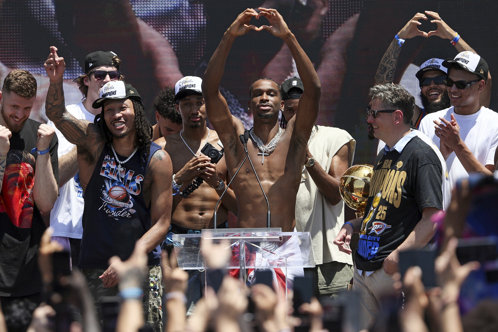 尼克斯26年夺冠游行创纪录 曼哈顿峡谷涌30万人