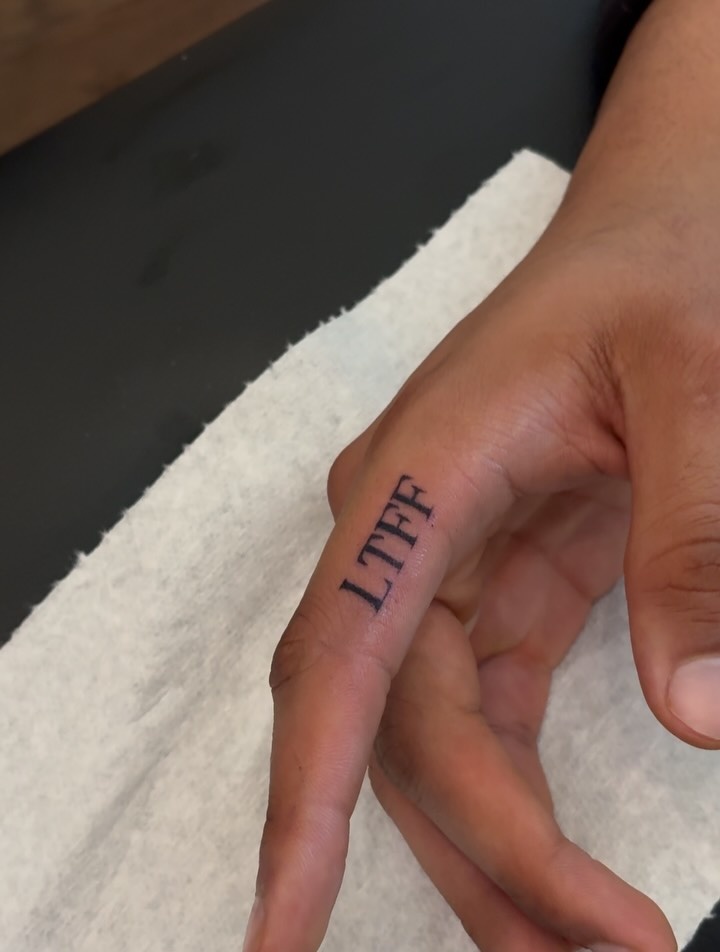 哈珀肋骨新刺“SACRIFICE” 卡布手指纹“LTFF” 神秘第三人疑为卡斯尔