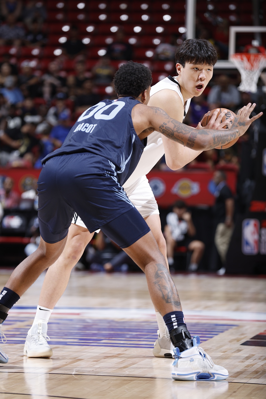 杨瀚森低位单打遭公开质疑：对位巴科时完全无法背身