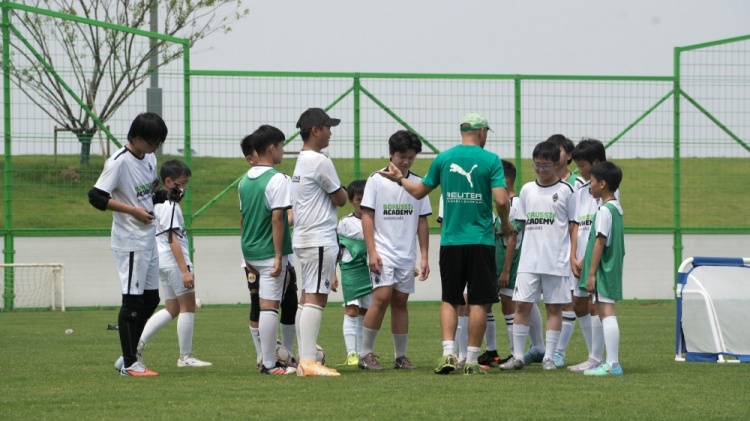 门兴学院上海联合南通支云青训暑期夏令营开营，德式体系落地长江体育公园