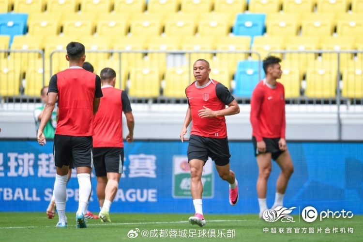 阿洛伊西:蓉渝德比压力下,蓉城全队已做足硬仗准备 阿洛伊西:蓉渝德比压力下,蓉城全队已做足硬仗准备