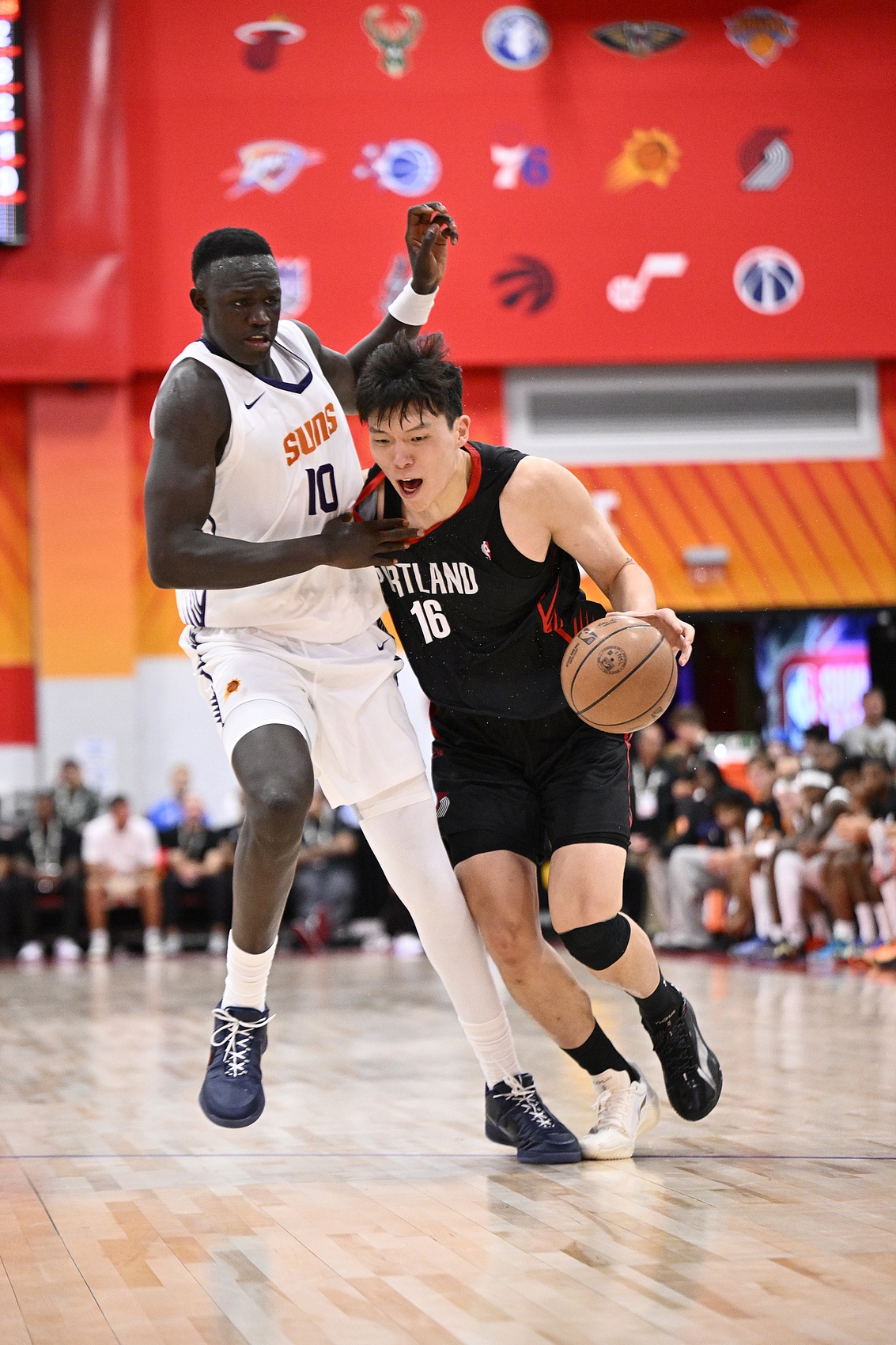 杨瀚森高效12+9+4惜败太阳 回应膝盖无大碍