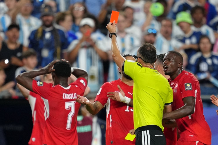 FIFA新规争议：恩博洛假摔红牌暴露“身份混淆”规则漏洞