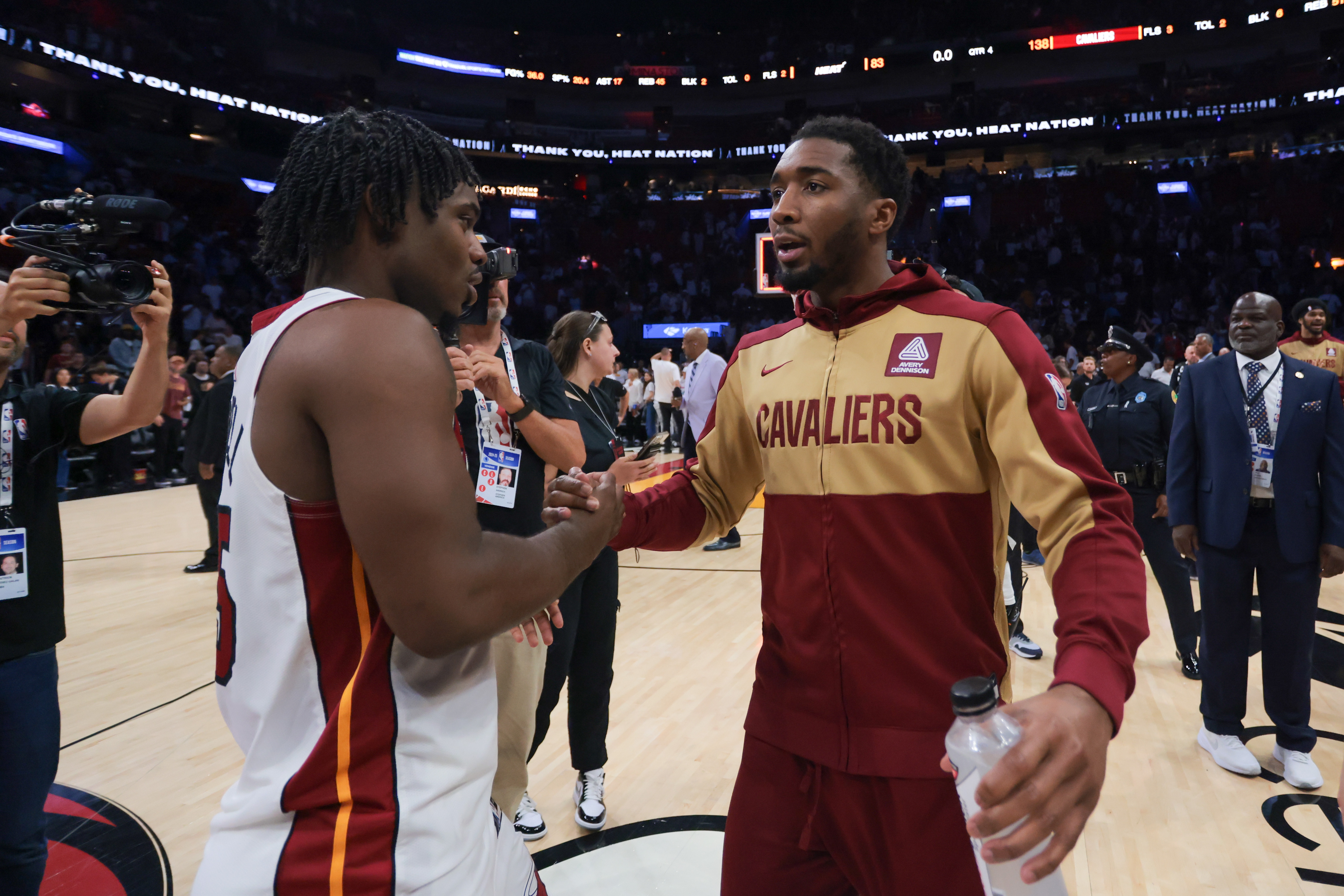 单打乔：骑士外线防守短板明显 热火米切尔+字母哥配置更适配詹姆斯