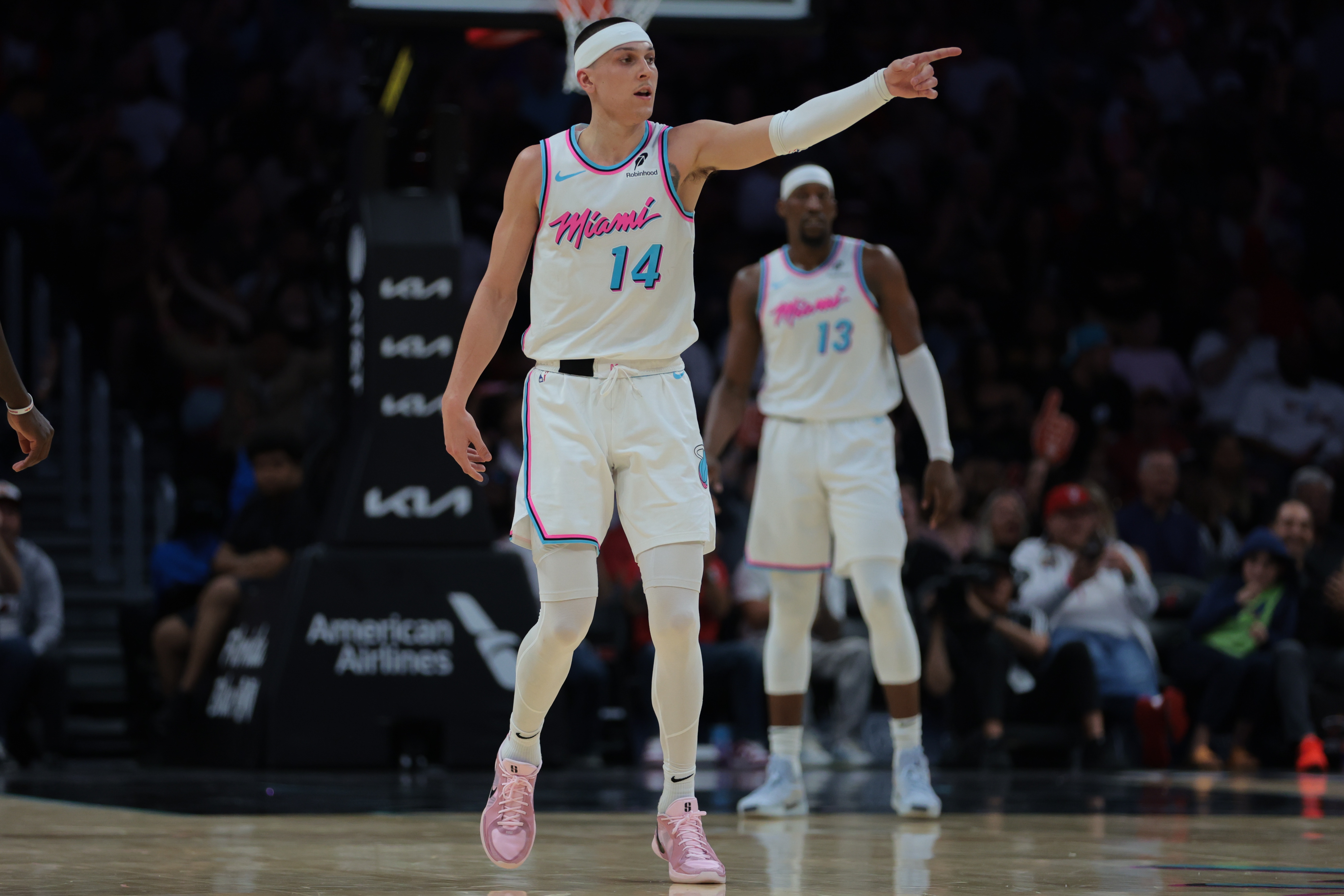 ESPN:阿德巴约反复暗示希罗适应新体系,后者厌烦情绪累积 ESPN:阿德巴约反复暗示希罗适应新体系,后者厌烦情绪累积
