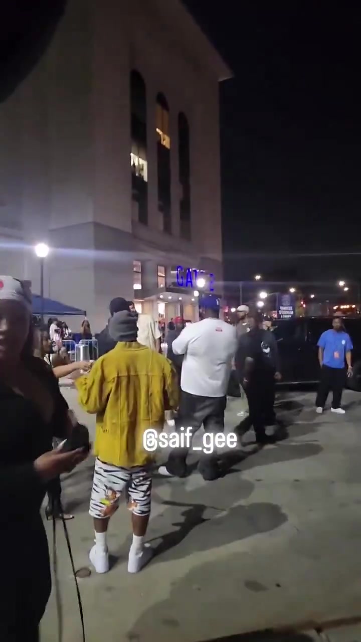 塔图姆纽约现身引尼克斯球迷招募:离开波士顿,那里种族歧视严重 塔图姆纽约现身引尼克斯球迷招募:离开波士顿,那里种族歧视严重