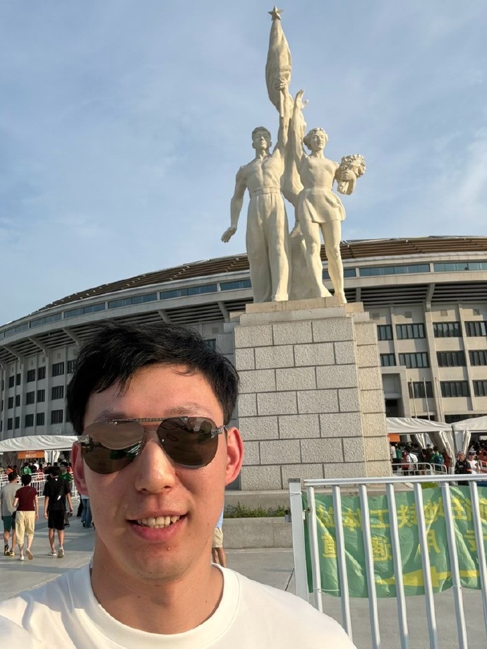 周琦三里屯“打卡”国安主场 观战中超京鲁大战