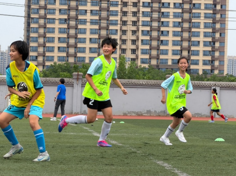 2026亚足联女足日邯郸站:百余基层女童参与足球体验 2026亚足联女足日邯郸站:百余基层女童参与足球体验