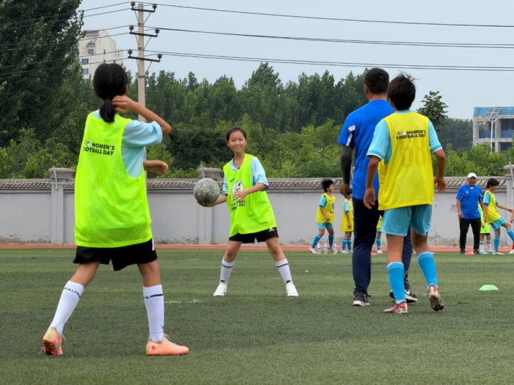 2026亚足联女足日邯郸站:百余基层女童参与足球体验 2026亚足联女足日邯郸站:百余基层女童参与足球体验