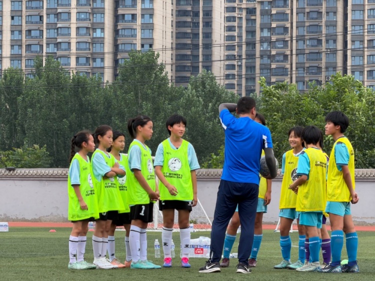 2026亚足联女足日邯郸站:百余基层女童参与足球体验 2026亚足联女足日邯郸站:百余基层女童参与足球体验