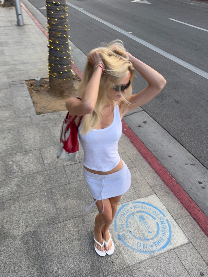 佩德里赛后与女友亲吻,哈兰德C罗开启假期,亚马尔与大力神杯合影 佩德里赛后与女友亲吻,哈兰德C罗开启假期,亚马尔与大力神杯合影