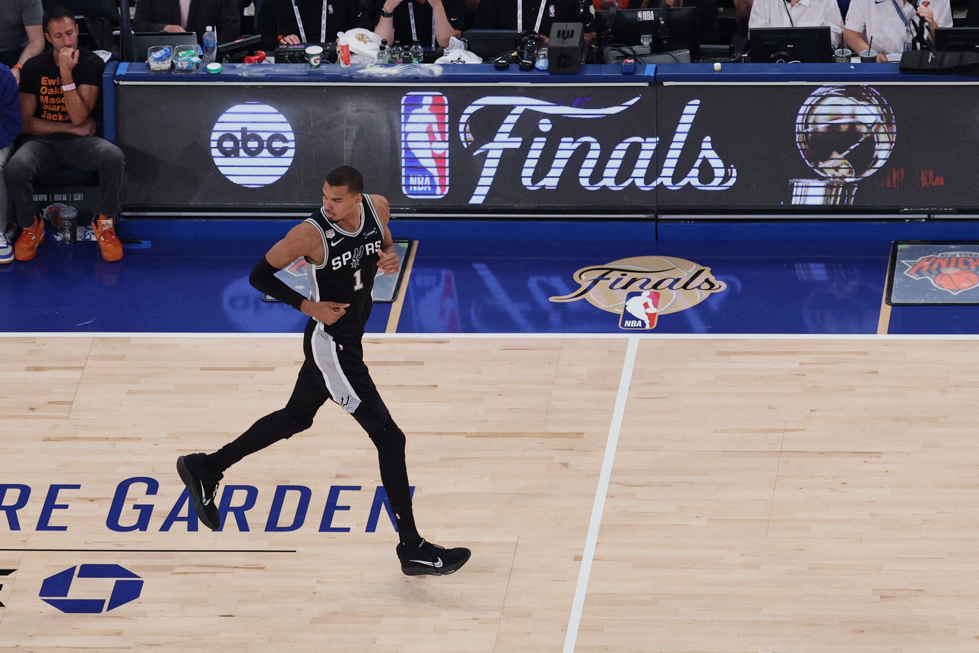 文班亚马锁定NBA2K27封面 降薪续约留补强空间 文班亚马锁定NBA2K27封面 降薪续约留补强空间