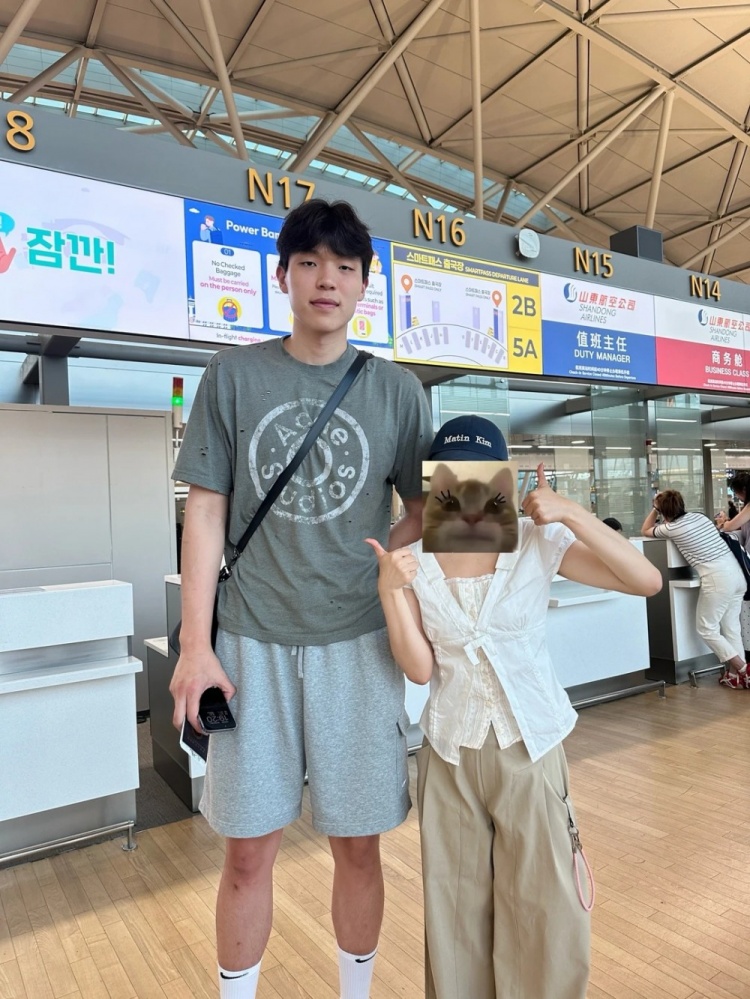 杨瀚森回国被同乡博主偶遇:性格nice,依旧很高 杨瀚森回国被同乡博主偶遇:性格nice,依旧很高