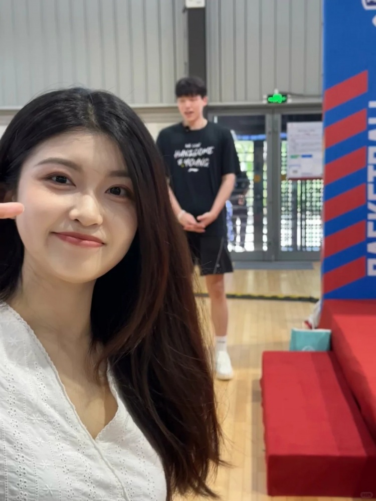 杨瀚森回国被同乡博主偶遇:性格nice,依旧很高 杨瀚森回国被同乡博主偶遇:性格nice,依旧很高