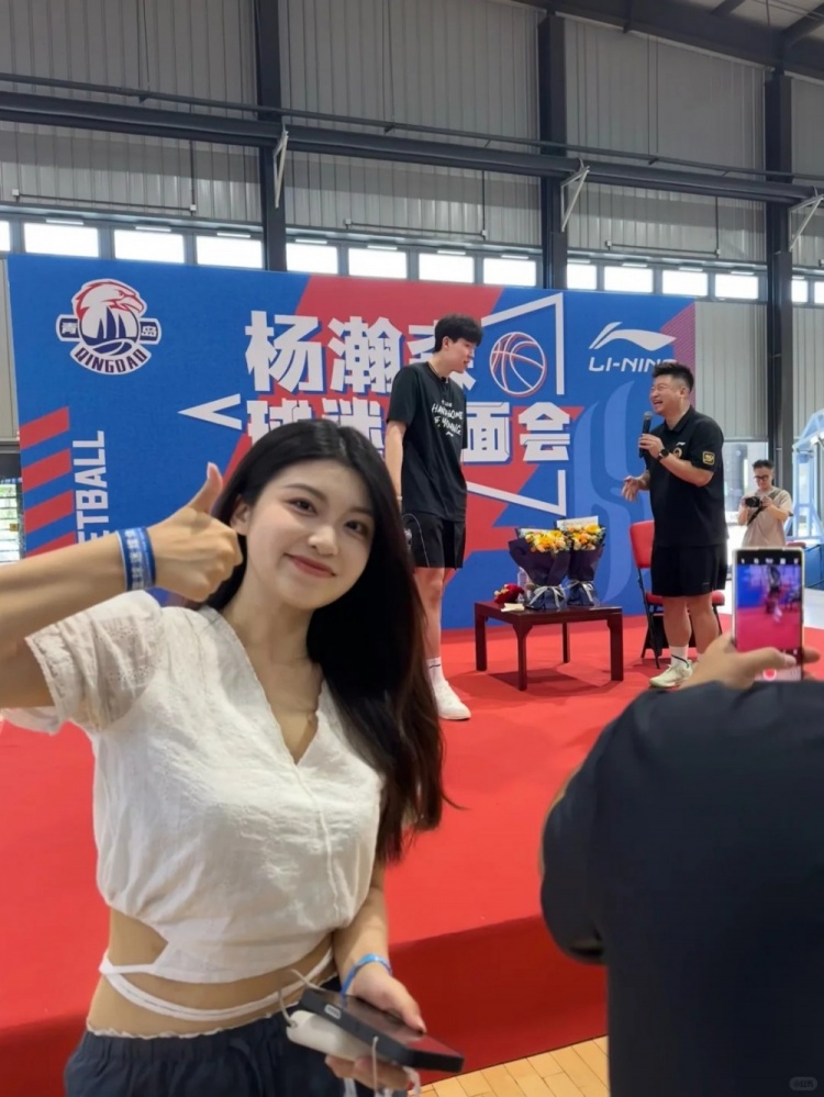 杨瀚森回国被同乡博主偶遇:性格nice,依旧很高 杨瀚森回国被同乡博主偶遇:性格nice,依旧很高