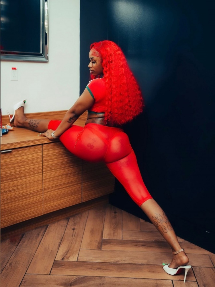 Sexyy Red晒与KD亲密合照 单曲曾登公告牌百强