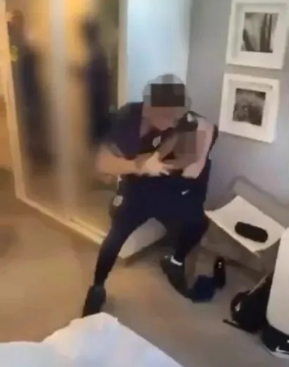 英格兰U16队内斗殴视频曝光:锁喉殴打队友,旁观者拍视频叫好 英格兰U16队内斗殴视频曝光:锁喉殴打队友,旁观者拍视频叫好
