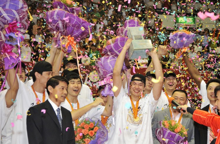 朱芳雨卸任广东总经理 18年球员生涯8冠4FMVP 朱芳雨卸任广东总经理 18年球员生涯8冠4FMVP