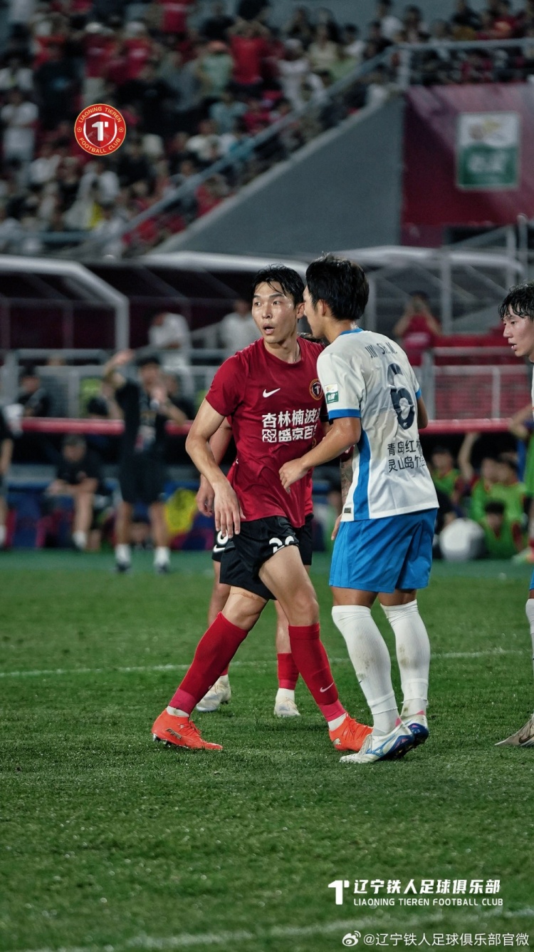 十人辽宁铁人主场0-1负于青岛西海岸，姆本扎红牌成转折