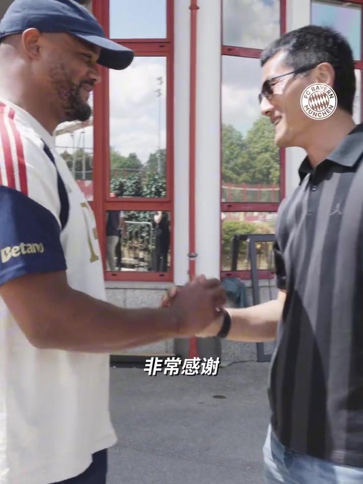 邵佳一拜访拜仁 向孔帕尼透露国足U23与U17已露冠军相 邵佳一拜访拜仁 向孔帕尼透露国足U23与U17已露冠军相