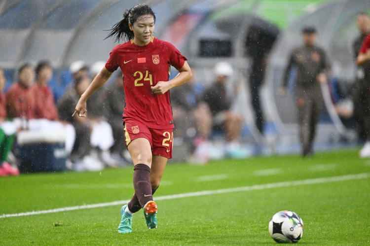 U20女足昆明冒雨拉练,8月三战朝鲜冠军 U20女足昆明冒雨拉练,8月三战朝鲜冠军
