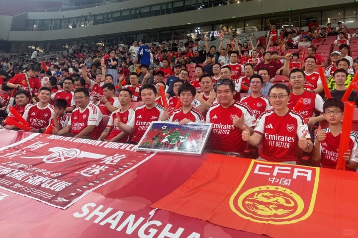 阿森纳U17上海首战2比3负中国U17 球迷会赠Q版恐龙画 阿森纳U17上海首战2比3负中国U17 球迷会赠Q版恐龙画