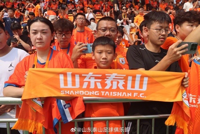 山东泰山开放日200名球迷到场，全队合影后下午转战青岛