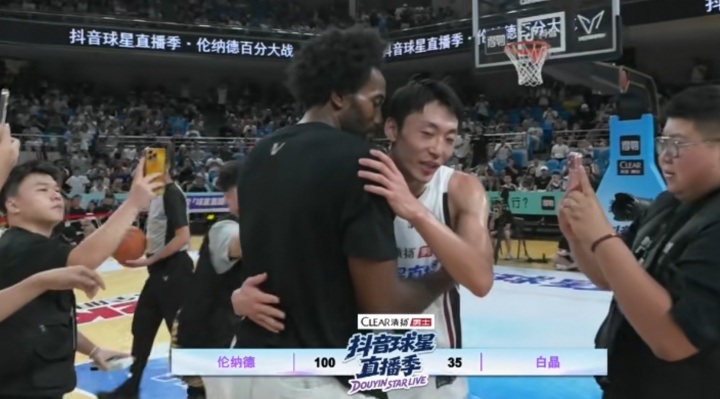 没能面对卡椒合砍100分~伦纳德中国行百分大战100-35轻取白晶