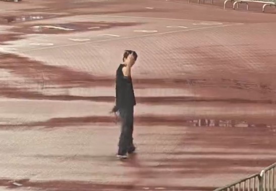 津门虎跟队记者转发视频：三镇主场工作人员对看台竖中指