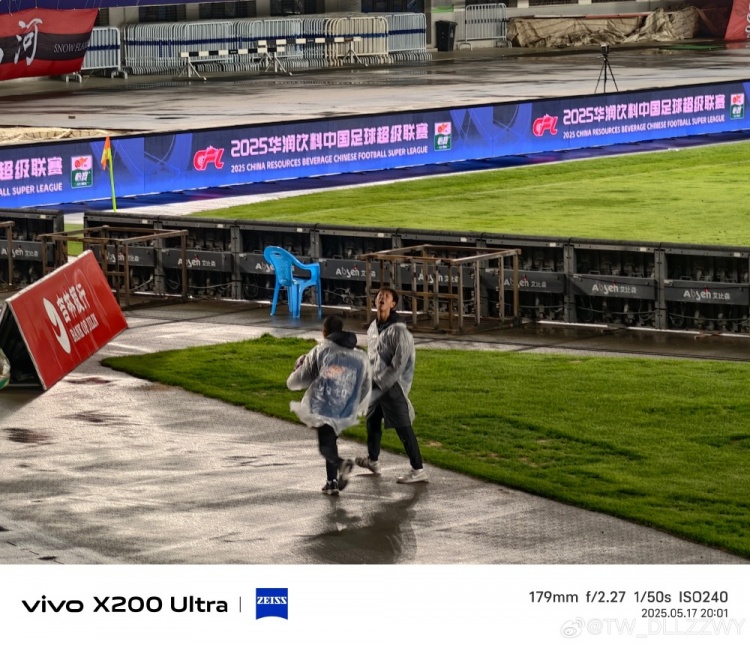 津门虎跟队记者转发视频:三镇主场工作人员对看台竖中指 津门虎跟队记者转发视频:三镇主场工作人员对看台竖中指
