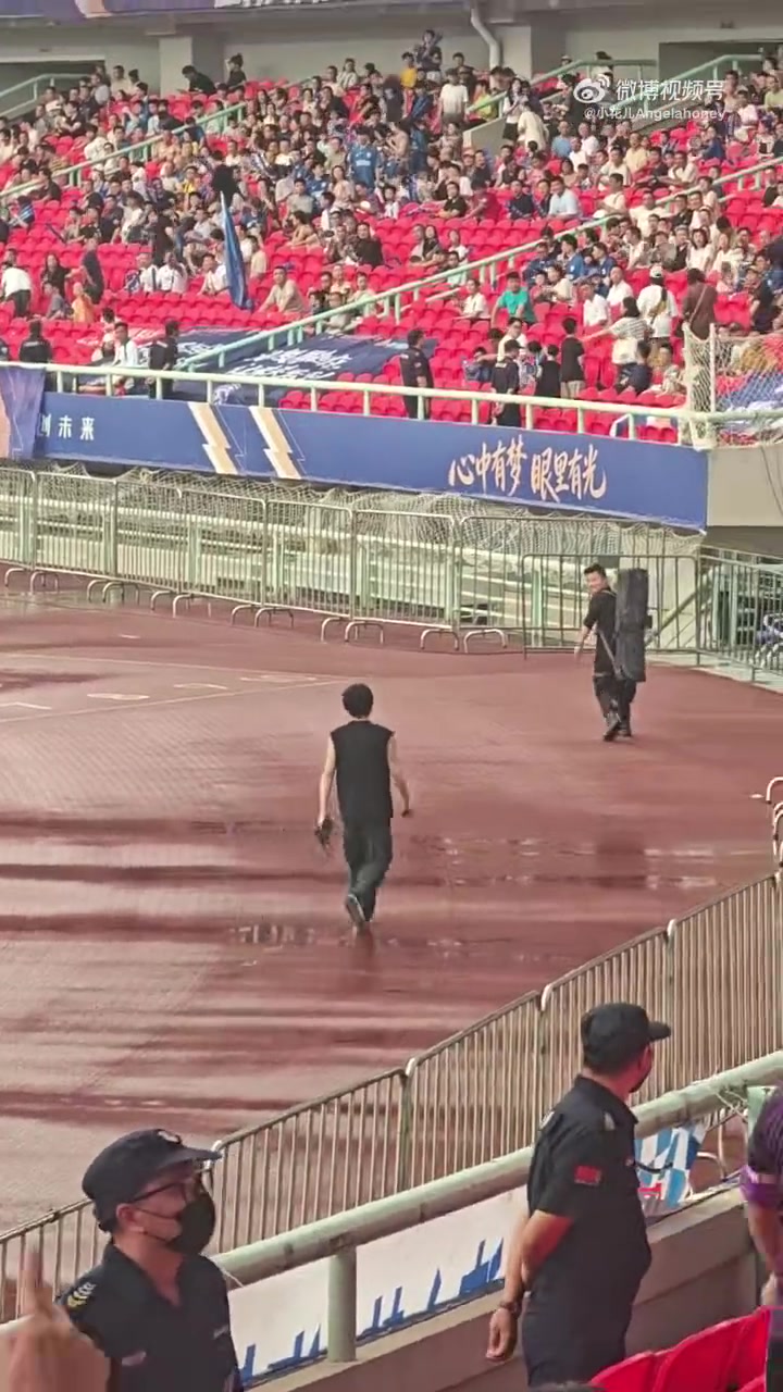 津门虎跟队记者转发视频:三镇主场工作人员对看台竖中指 津门虎跟队记者转发视频:三镇主场工作人员对看台竖中指