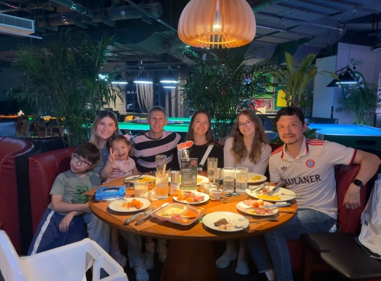 谢晖与申花前队友拉德重逢:30年后的重逢,祝你安好 谢晖与申花前队友拉德重逢:30年后的重逢,祝你安好