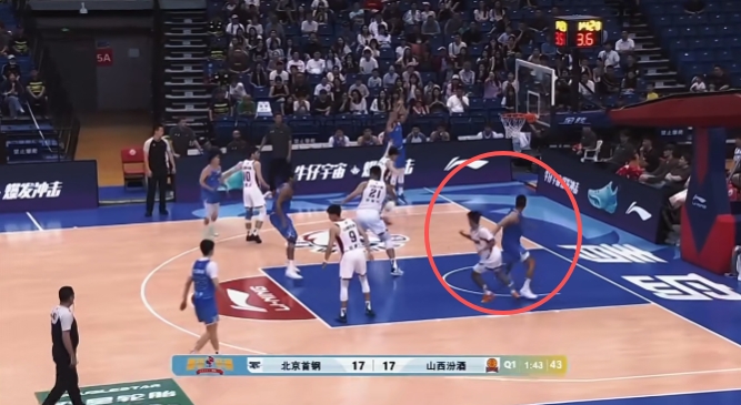 翟晓川对魏莨哲挥肘!评论区怒怼:你应该看看眼睛 你1万多度😄