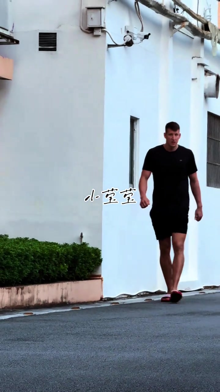到位了!广东男篮新外援卢卡·博日奇已经到队