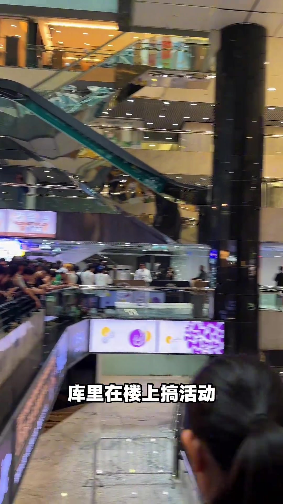 松弛感拉满!库里在中国香港商场做活动 楼下客人该吃吃该喝喝