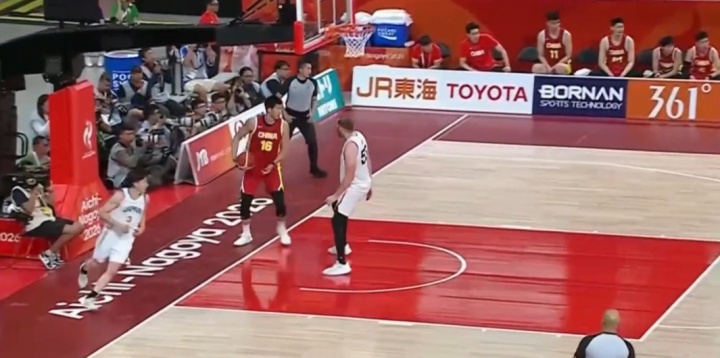 无语了！日本男篮连续得分 中国男篮落后达到全场最高的35分...