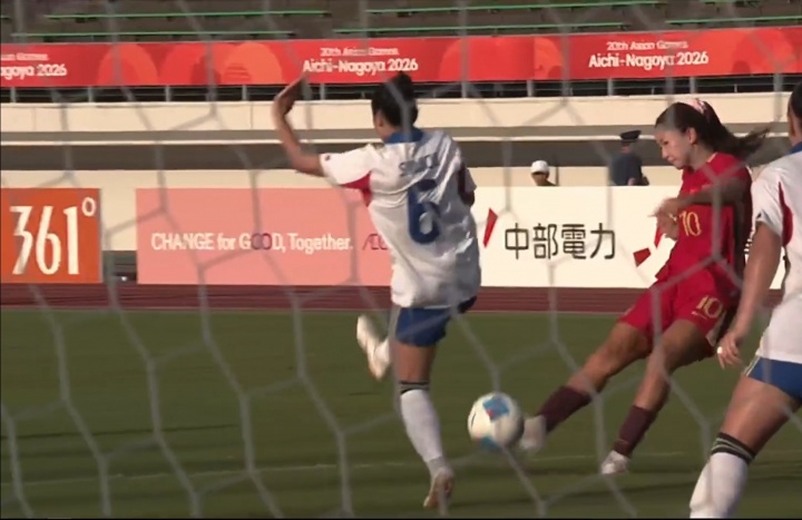 这球漂亮！王妍雯兜射破门完成梅开二度！中国女足2-0领先菲律宾