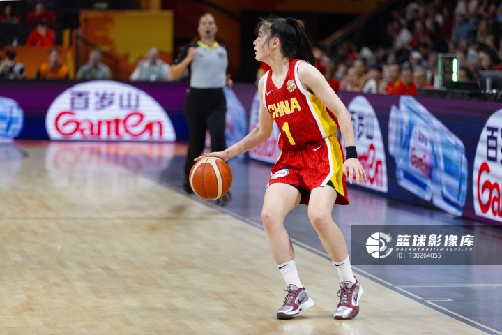 状态不佳！中国女篮首节出现7次失误 全队仅5次助攻