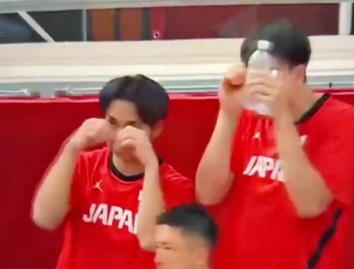 男篮输日本对手做哭鼻子表情 女篮输球韩国球员比“太小”手势 男篮输日本对手做哭鼻子表情 女篮输球韩国球员比“太小”手势